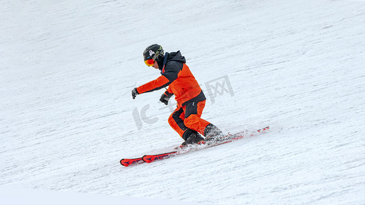 冬季运动健身摄影照片_单人滑雪冬季上午单人冬季素材摄影图配图