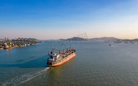 物流运输科技摄影照片_货运物流运输船科技航拍摄影图配图