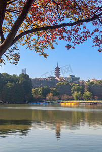 南京玄武湖鸡鸣寺与明城墙摄影图配图