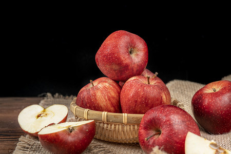新鲜多汁红苹果香脆水果摄影图配图