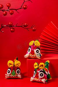春节新年三个布老虎红色背景摆放摄影图配图