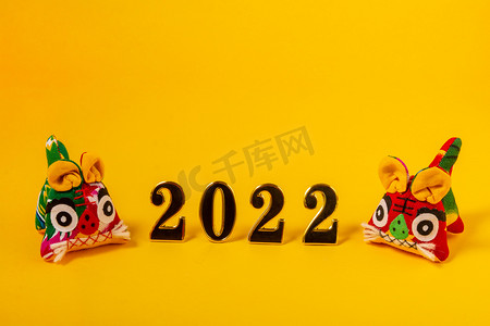 春节白天布老虎黄色背景摆放摄影图配图