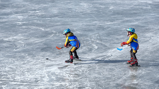 双人滑冰冰球上午滑冰冰球冬季素材摄影图配图