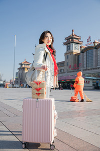 春运回家白天拉着行李箱的美女火车站转头微笑摄影图配图