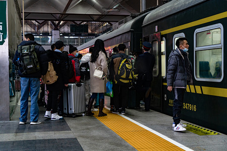 回程摄影照片_实拍火车站旅客检票上车排队摄影图配图