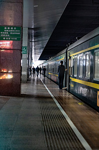 广角实拍列车检票员火车站停车等候摄影图配图