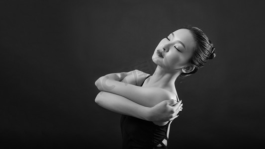 舞蹈女生一个人抱手动作摄影图配图
