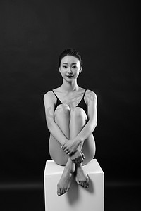 人物形体图跳舞摄影照片_女生一个人方凳上唯美坐姿摄影图配图