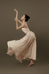 人物形体图跳舞摄影照片_舞蹈老师裙子柔美展示摄影图配图