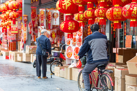 年货合家欢摄影照片_年货买年货逛街春节灯笼摄影图配图