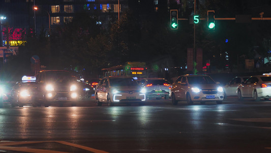 城市交通红绿灯车流车往夜景