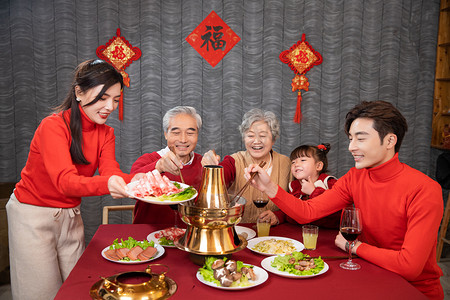 除夕年俗摄影照片_除夕团圆一家人开心的吃火锅摄影图配图