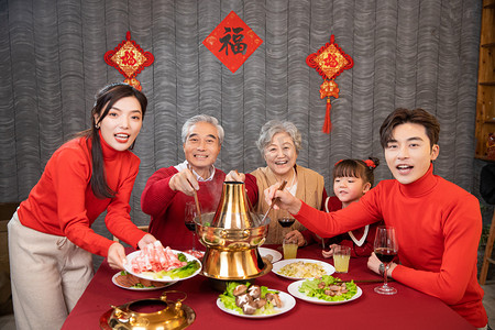 大年三十一家人团圆开心的吃火锅摄影图配图