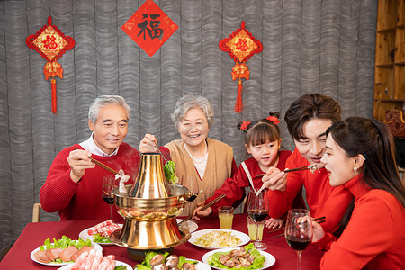 除夕夜一家人团圆吃火锅浓浓的春节气氛摄影图配图