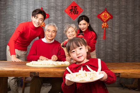 爸爸爷爷儿子摄影照片_大年三十一家人在一起包饺子摄影图配图