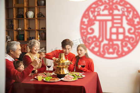 中国年一家人开心的吃年夜饭话团圆摄影图配图