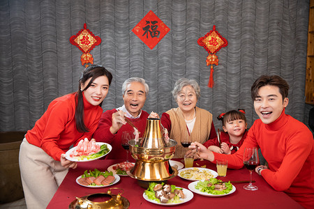 新年除夕摄影照片_除夕一家人团圆开心的吃火锅摄影图配图