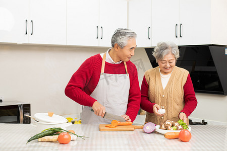 老年夫妻在厨房准备做饭的食材摄影图配图