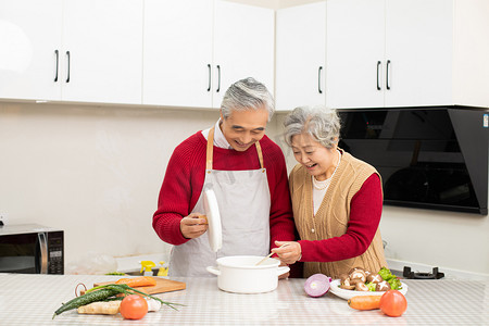 厨房里奶奶拿勺子舀爷爷煲的汤摄影图配图