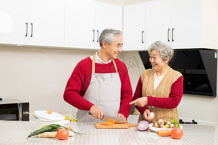 老年夫妻在厨房里一起做饭摄影图配图