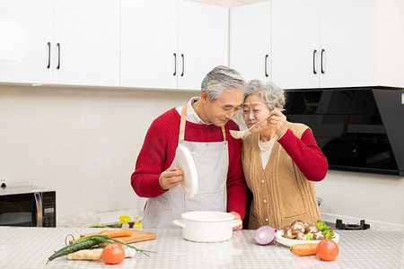 在厨房里煲汤的老年夫妻摄影图配图