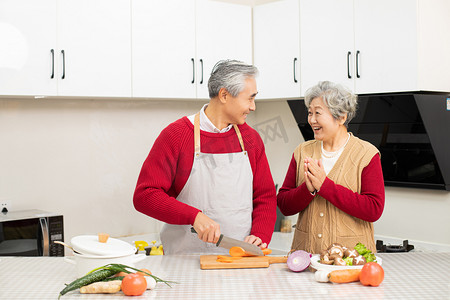 老年人摄影照片_居家做饭的两个老年人微笑摄影图配图