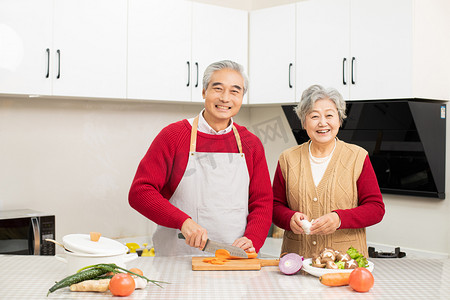 习俗边框摄影照片_老年居家生活一起做健康餐摄影图配图