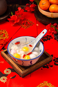 正月十五摄影照片_新年春节一碗酒酿汤圆木桌摆放摄影图配图