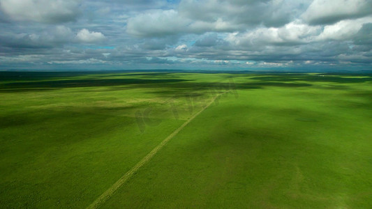 西藏旅行摄影照片_航拍蓝天白云下的千里草原