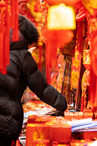 春节年货摄影照片_春节挑选年货对联意境摄影图配图