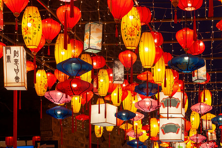 新年迎新促销红色摄影照片_南京老门东景区花灯摄影图配图