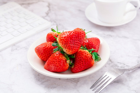 水果白天一盘草莓大理石桌摆放摄影图配图