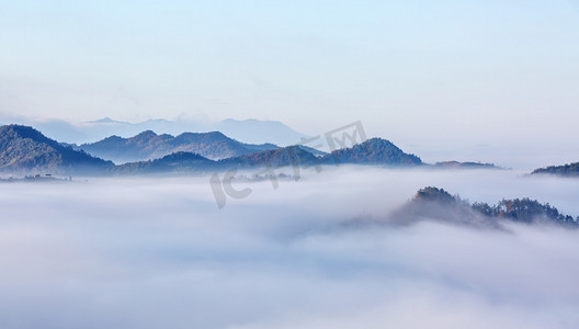 水墨印章摄影照片_秋季早上山峰山区漂动摄影图配图