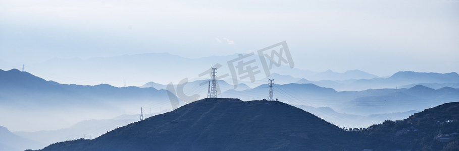 水纹banner摄影照片_瑞安市西湾山峰电线塔摄影图配图