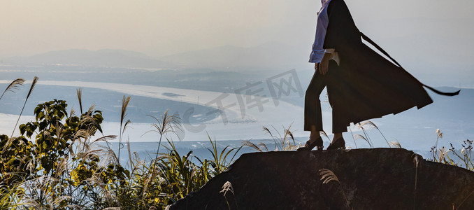 水纹banner摄影照片_石头上的女士山上摄影图配图