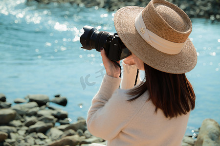 签名拍照背板摄影照片_溪边拍照的女子下午女子溪边溪边摄影图配图
