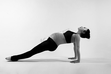 孕婴孕妇白天孕妇室内地面瑜伽体式摄影图配图