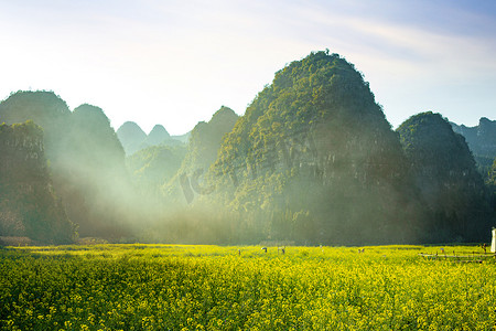 春天踏青观赏万峰林油菜花摄影图配图