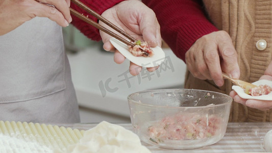 春节老人摄影照片_老人在厨房包饺子手部特写