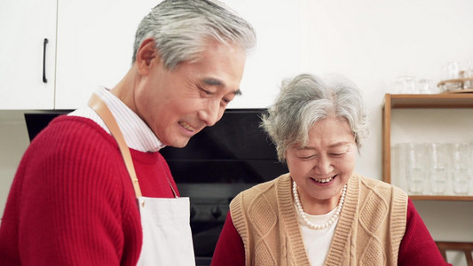 老夫妻包饺子特写带人物面部表情特写