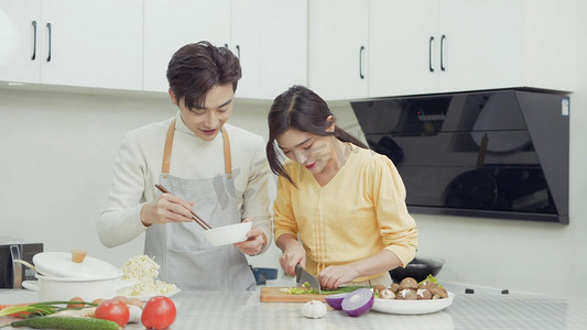 在厨房一起做饭的年轻夫妇情侣