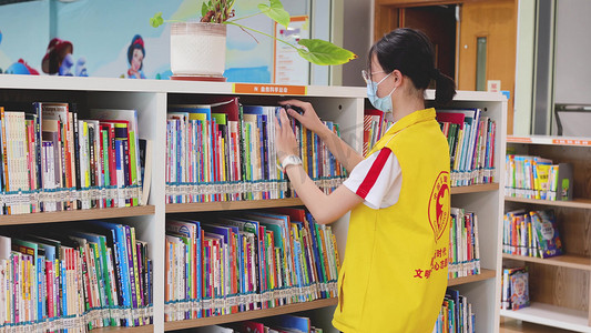 志愿者社区志愿者整理书架