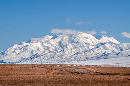 青海果洛藏族自治州的草地雪山摄影图配图