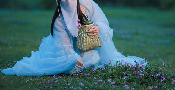 坐草地上采花的古装女子摄影图配图