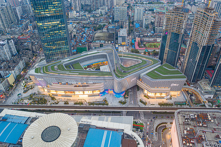 商场全景摄影照片_武汉城市建筑白天建筑恒隆广场航拍摄影图配图