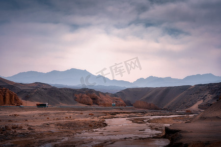 吐鲁番博物馆摄影照片_新疆吐鲁番的戈壁峡谷摄影图配图