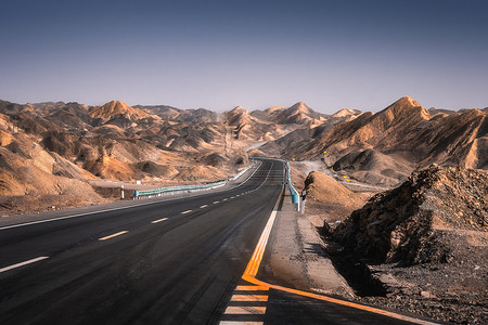 新疆吐鲁番的戈壁公路摄影图配图