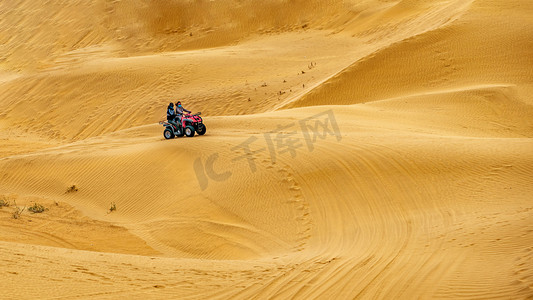 沙漠四轮摩托骑行上午四轮摩托沙漠素材摄影图配图