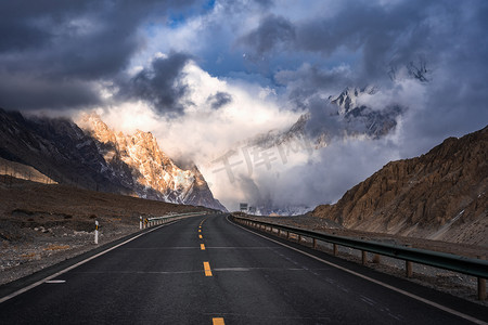 旅游背景摄影照片_新疆帕米尔高原的中巴友谊公路摄影图配图