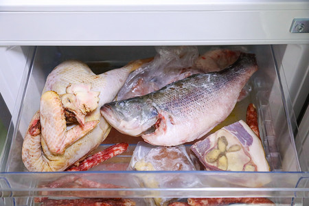 疫情物资存储生活物资冰箱冷藏食材原料居家生活摄影图配图